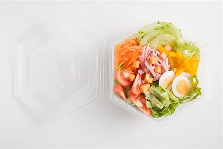 simsearch:659-03536847,k - Iceberg lettuce, ham, cheese, egg & vegetables in plastic bowl Foto de stock - Sin royalties Premium, Código: 659-01862907
