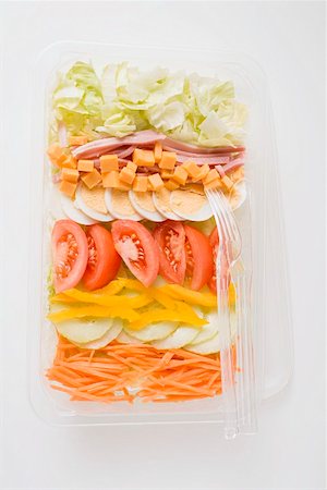 simsearch:659-03536847,k - Iceberg lettuce, ham, cheese, egg & vegetables in plastic tray Foto de stock - Sin royalties Premium, Código: 659-01862916