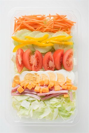 simsearch:659-03536847,k - Iceberg lettuce, ham, cheese, egg & vegetables in plastic tray Foto de stock - Sin royalties Premium, Código: 659-01862911