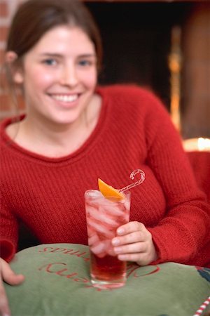 sweater and fireplace - Woman holding glass of Campari with ice cubes in front of fireplace Foto de stock - Sin royalties Premium, Código: 659-02214030