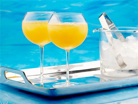 Citrus fruit cocktail and ice cube container on tray Stock Photo - Premium Royalty-Free, Code: 659-02211526