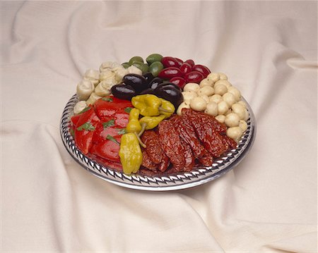 simsearch:640-01354413,k - Platter with Sun Dried Tomatoes, Peperoncini, Olives and Mushrooms Foto de stock - Sin royalties Premium, Código: 659-02211542