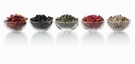 parecchi - Four different types of peppercorns and dried chillies Fotografie stock - Premium Royalty-Free, Codice: 659-02211644