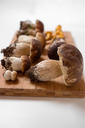 simsearch:659-02212217,k - Fresh ceps and chanterelles on chopping board Stock Photo - Premium Royalty-Free, Code: 659-02212209