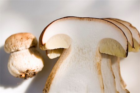 simsearch:659-02212217,k - Small cep beside large cep slices Stock Photo - Premium Royalty-Free, Code: 659-02212228