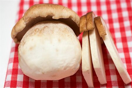simsearch:659-02212217,k - Whole cep and three slices of cep Stock Photo - Premium Royalty-Free, Code: 659-02212251