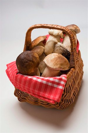 simsearch:659-03526248,k - Fresh ceps in a basket Stock Photo - Premium Royalty-Free, Code: 659-02212253