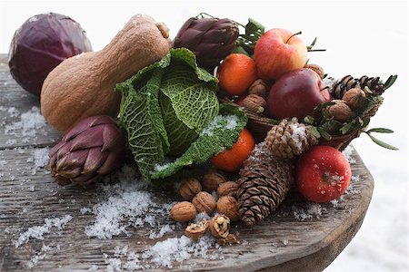 fruits in wooden table - Still life: apples, vegetables, nuts & cones on wooden table Stock Photo - Premium Royalty-Free, Code: 659-02212457