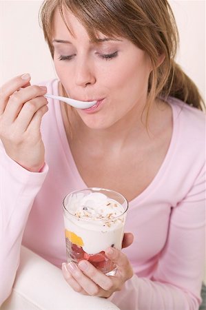 Woman eating yoghurt muesli with fruit Foto de stock - Sin royalties Premium, Código: 659-02213057