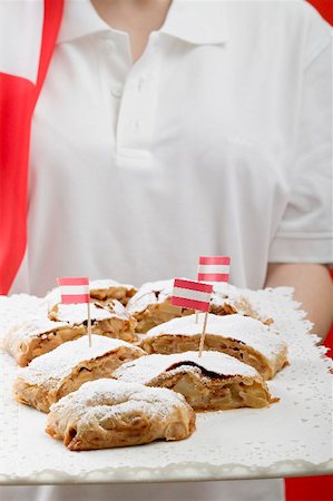 simsearch:659-01850806,k - Woman holding several pieces of apple strudel on tray (Austria) Stock Photo - Premium Royalty-Free, Code: 659-02213197