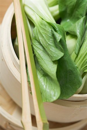 Pak choi in bamboo steamer (overhead view) Stock Photo - Premium Royalty-Free, Code: 659-02213245