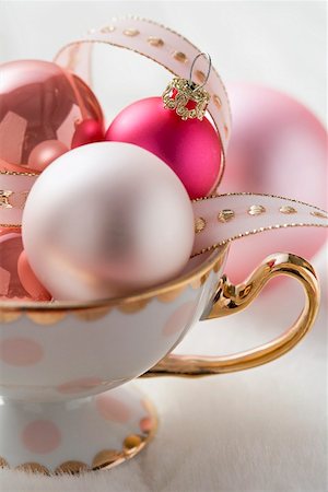 Assorted Christmas tree baubles in china cup Stock Photo - Premium Royalty-Free, Code: 659-02213646