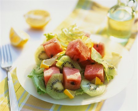 summer light - Lettuce with watermelon, kiwi fruit and lemon Foto de stock - Sin royalties Premium, Código: 659-03524176