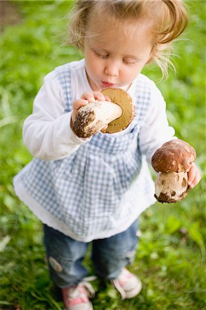 simsearch:659-02212217,k - Small girl holding two fresh ceps Stock Photo - Premium Royalty-Free, Code: 659-03524377