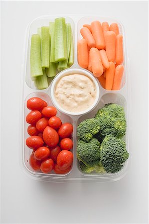 Assortiments de légumes avec une trempette dans le plateau en plastique Photographie de stock - Premium Libres de Droits, Code: 659-03524570