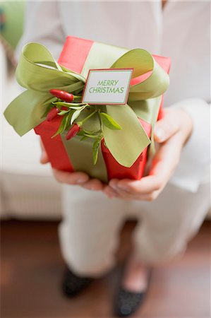 simsearch:659-03526649,k - Woman holding Christmas gift Stock Photo - Premium Royalty-Free, Code: 659-03525122
