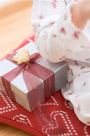 simsearch:659-03526649,k - Child sitting beside Christmas gift Stock Photo - Premium Royalty-Free, Code: 659-03525464