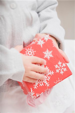 simsearch:659-03526649,k - Small girl holding box with snowflake motifs Stock Photo - Premium Royalty-Free, Code: 659-03525486