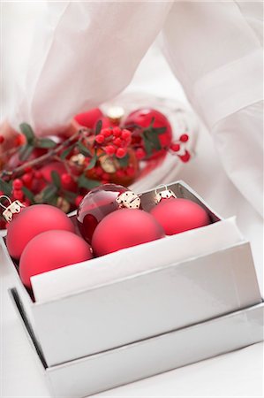 Christmas baubles in box, child in background Stock Photo - Premium Royalty-Free, Code: 659-03525500