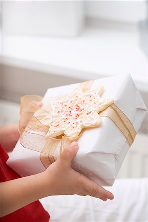 simsearch:659-03526649,k - Child's hands holding Christmas gift Stock Photo - Premium Royalty-Free, Code: 659-03525731