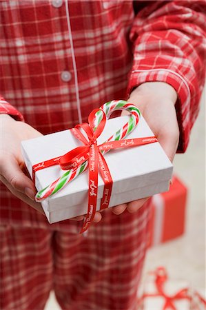 simsearch:659-03526649,k - Woman holding Christmas gift Stock Photo - Premium Royalty-Free, Code: 659-03525837