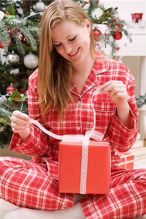 simsearch:659-03526649,k - Woman opening Christmas parcel Stock Photo - Premium Royalty-Free, Code: 659-03525832
