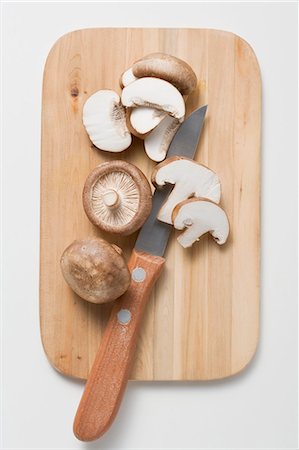 simsearch:659-03526248,k - Shiitake mushrooms with knife on chopping board Stock Photo - Premium Royalty-Free, Code: 659-03526259