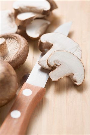 simsearch:659-03526248,k - Shiitake mushrooms with knife on chopping board (close-up) Stock Photo - Premium Royalty-Free, Code: 659-03526260