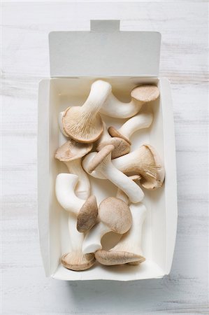 simsearch:659-03526248,k - King oyster mushrooms in box (overhead view) Stock Photo - Premium Royalty-Free, Code: 659-03526320