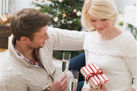 simsearch:659-03526649,k - Man & woman holding glasses of sparkling wine & Christmas gift Stock Photo - Premium Royalty-Free, Code: 659-03526666