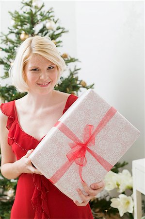 simsearch:659-03526649,k - Woman holding Christmas parcel Stock Photo - Premium Royalty-Free, Code: 659-03526674