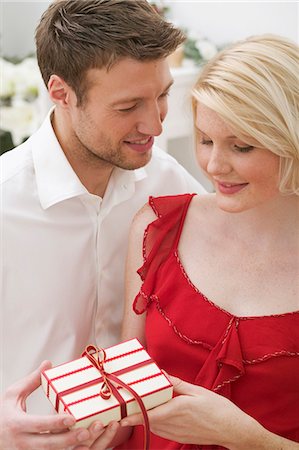 simsearch:659-03526649,k - Man giving woman Christmas gift Stock Photo - Premium Royalty-Free, Code: 659-03526681