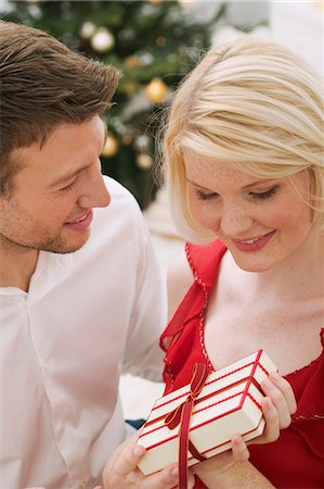 simsearch:659-03526649,k - Man giving Christmas gift to woman Stock Photo - Premium Royalty-Free, Code: 659-03526683