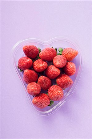 Fraises fraîches en barquette en forme de coeur Photographie de stock - Premium Libres de Droits, Code: 659-03526764