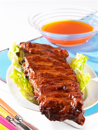 rib - Spare ribs on lettuce leaves Foto de stock - Sin royalties Premium, Código: 659-03527505