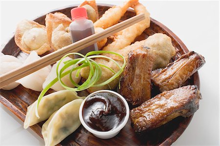 simsearch:659-06373117,k - Plate of Asian appetisers with dip Foto de stock - Sin royalties Premium, Código: 659-03527671