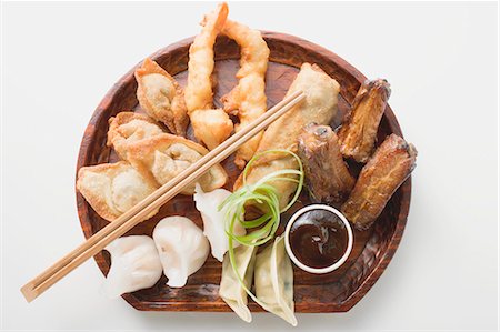 simsearch:659-06373117,k - Plate of Asian appetisers with dip Foto de stock - Sin royalties Premium, Código: 659-03527672