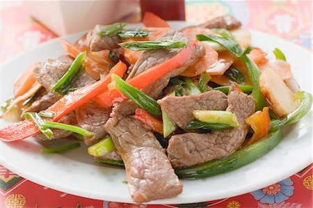 simsearch:659-06373117,k - Stir-fried beef with peppers (Asia) Foto de stock - Sin royalties Premium, Código: 659-03527685