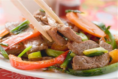 simsearch:659-06373117,k - Stir-fried beef with vegetables (Asia) Foto de stock - Sin royalties Premium, Código: 659-03527687