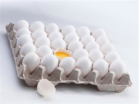 simsearch:659-03536847,k - Fresh eggs in an egg tray, one broken Foto de stock - Sin royalties Premium, Código: 659-03527832