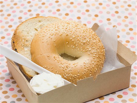 Sesame bagel with crème fraîche in a cardboard box Foto de stock - Sin royalties Premium, Código: 659-03528455