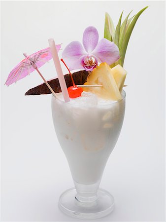 simsearch:659-03534837,k - Long drink préparé avec du lait de noix de coco, avec ananas Photographie de stock - Premium Libres de Droits, Code: 659-03528483