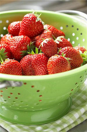 simsearch:659-06186270,k - Strawberries in green colander Stock Photo - Premium Royalty-Free, Code: 659-03528757