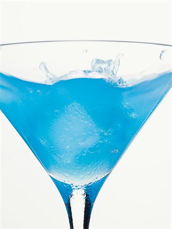 simsearch:659-01850296,k - Ice cube falling into cocktail Stock Photo - Premium Royalty-Free, Code: 659-03528884