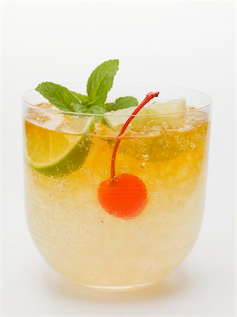 simsearch:659-03534837,k - Manhattan au citron vert et cerise cocktail Photographie de stock - Premium Libres de Droits, Code: 659-03529094