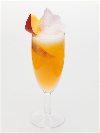 simsearch:659-03534837,k - Peach et vin pétillant cocktail Photographie de stock - Premium Libres de Droits, Code: 659-03529109