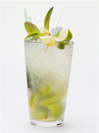 simsearch:659-01850296,k - Mojito with lime, mint and crushed ice Stock Photo - Premium Royalty-Free, Code: 659-03529454