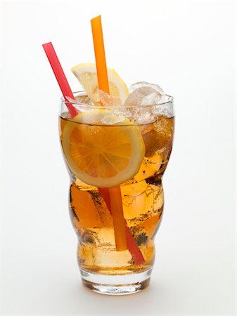simsearch:659-01850296,k - Rum drink with ice cubes and lemon Stock Photo - Premium Royalty-Free, Code: 659-03529601