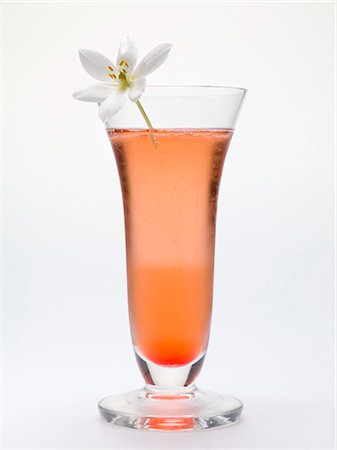 simsearch:659-03534837,k - Vin pétillant cocktail avec fleur Photographie de stock - Premium Libres de Droits, Code: 659-03529655