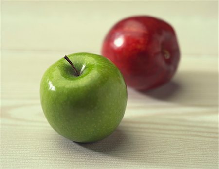 simsearch:659-07610418,k - Two Apples; Green and Red Stock Photo - Premium Royalty-Free, Code: 659-03520785